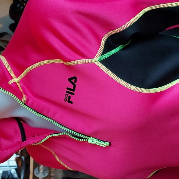 Fila Long Sleeve Active Wear Top in Excellent Condition. Colours are Vibrant! - Picture 4 of 7